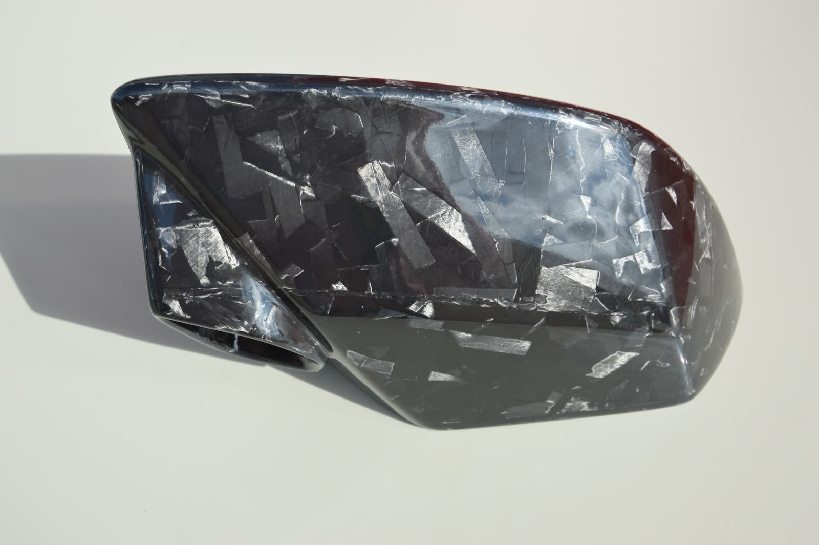Carcasa de retrovisor en carbono forjado fabricada por Carbodynamic